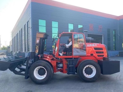 A 7-Ton 4WD Outdoor Forklift with a Bucket: How It Works and What It Can Do