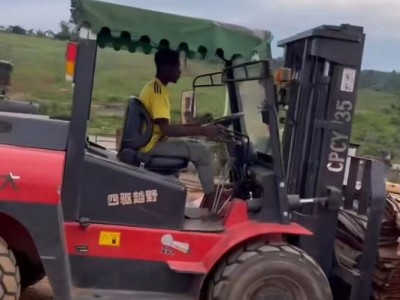 Kaystar Pioneer35 4×4 Forklift Shows Its Versatility on a Farm in South Africa