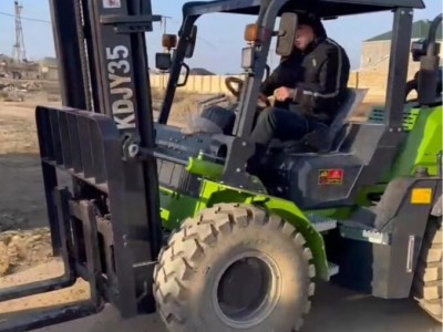 Azerbaijan Customer Works with Kaystar Landtiger35Pro All-Terrain Forklift