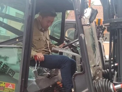 Kyrgyzstan Customer Experiences the Landtiger35Pro Articulated 4WD Forklift at Kaystar Factory