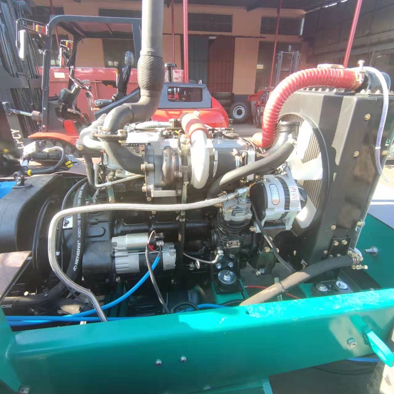 maintain the engine of 4WD all terrain forklift in summer