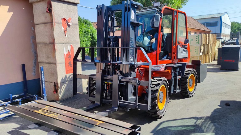 Special outdoor forklift for photovoltaic power plant construction