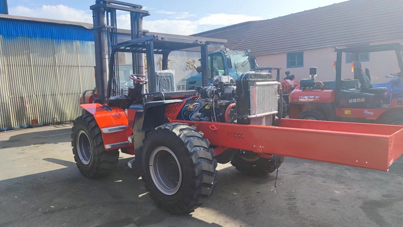 routine maintenance for a four-wheel drive outdoor forklift 