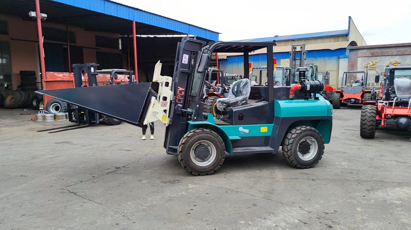 four-wheel drive, rear wheel steering diesel forklift, tipping bucket, used for engineering mixer loading