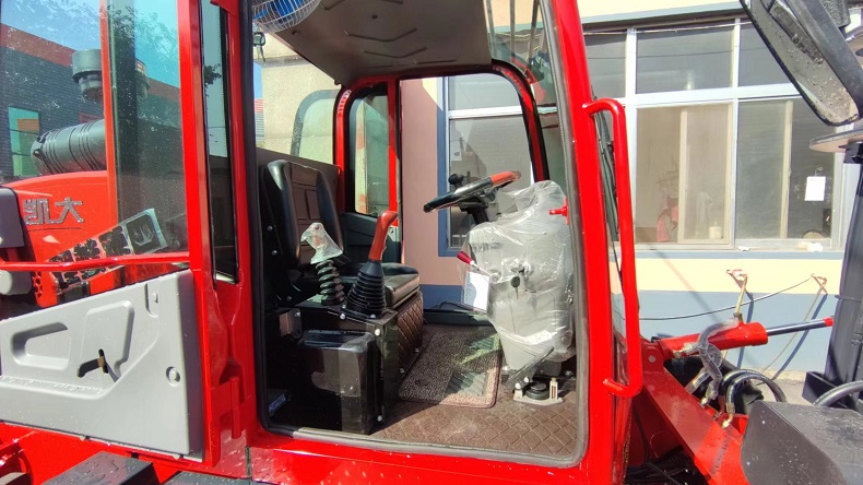 Cab picture of articulated 3.5 tons small outdoor handling forklift-LandTiger35