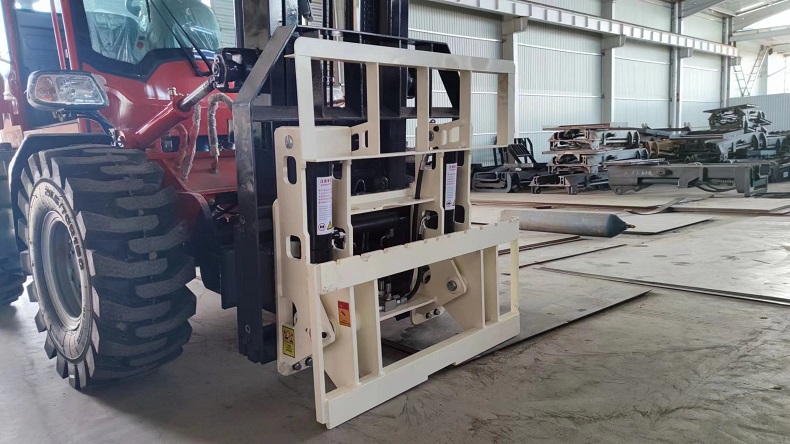 Four-Wheel Drive Forklift Attachment：Tilting Forks