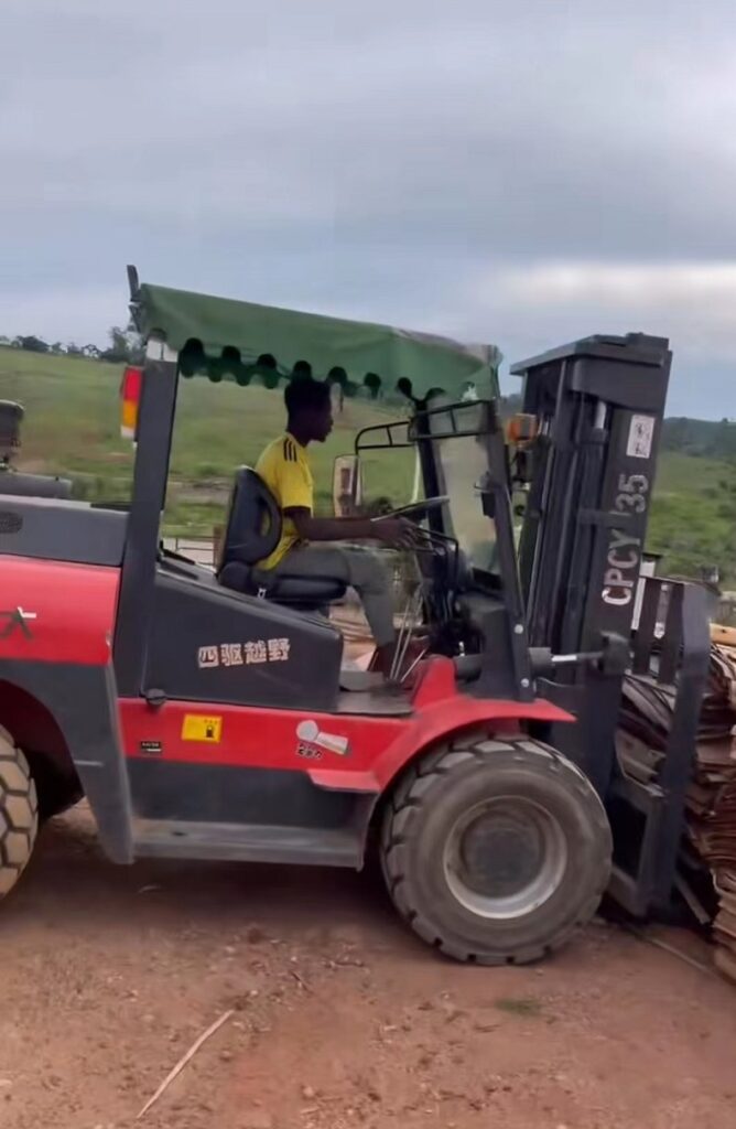 Kaystar Pioneer35 4x4 Forklift Shows Its Versatility on a Farm in South Africa