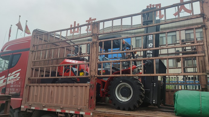 On-site pictures of Kaystar four-wheel drive outdoor forklift delivery