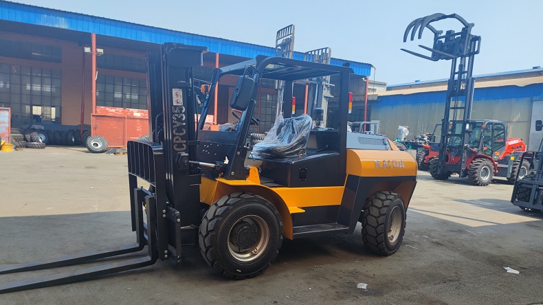 This is China CPCY35 rough terrain forklift truck, it is 4WD, rear wheel steering, diesel powered, yellow color, with side shifter and free lift mast.