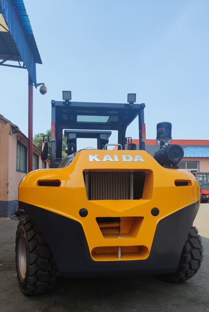 This is the rear photo of CPCY35 (CPCD35) forklift, its cast iron counterweight and rear steering wheel.