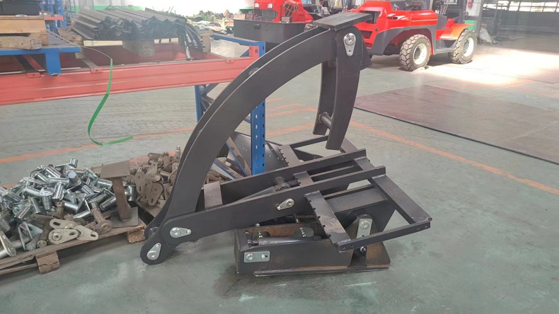 Outdoor Forklift Attachment with Tilting and Clamping Functions for Bundled Scaffolding Pipes