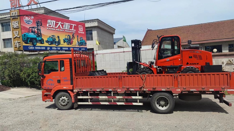 China Articulated 4WD Forklift Factory Delivery