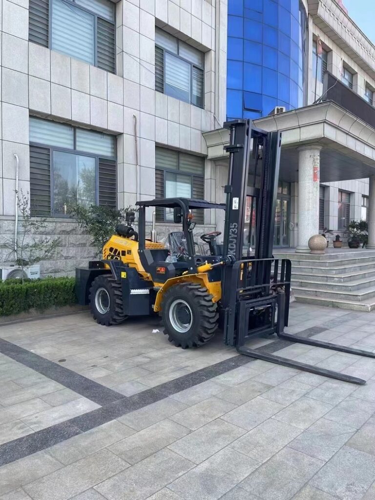 Four-wheel drive all-terrain forklift with a maximum lift of 4.5 meters in two stages