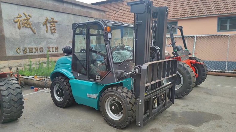 Side view of a Kaystar Pioneer35A compact 4WD forklift