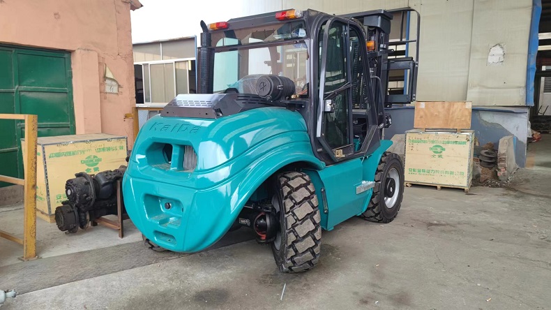 Rear view of Kaystar Pioneer35A compact 4x4 forklift
