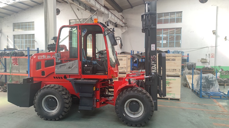 A red Kaystar Landtiger35 four-wheel drive all-terrain forklift with a closed cab, a two-stage mast, a lifting height of 4 meters, and a load capacity of 3.5 tons, suitable for driving on various terrains.