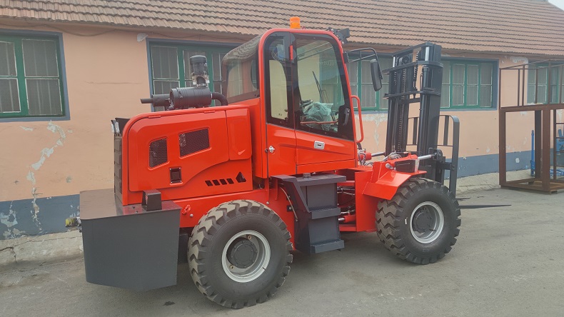 A red articulated steering forklift, model Kaystar Landtiger35, with a hydraulic power steering, a closed cab, a two-stage mast, capable of flexible operation on any terrain, with a lifting height of 4 meters and a load weight of 3.5 tons.