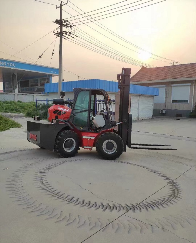 the turning radius of a rear articulated four-wheel drive forklift with a load of 3.5 tons