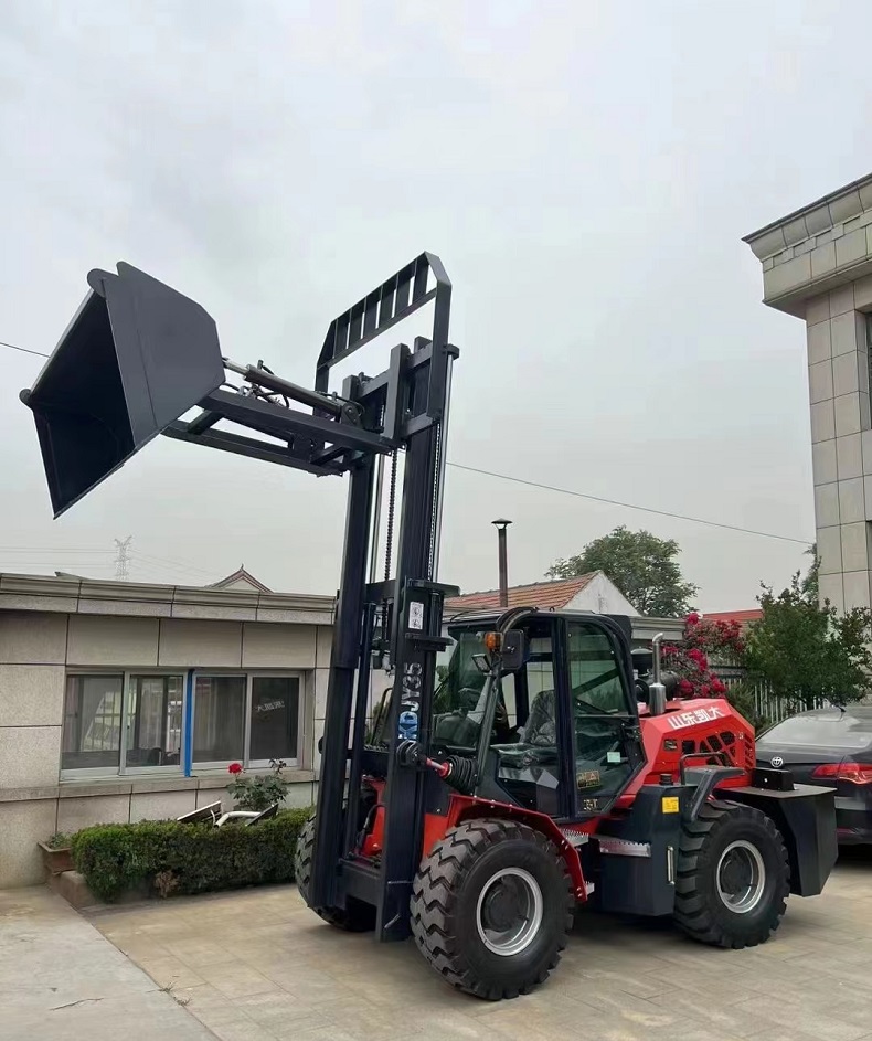 A black bucket attachment on a red forklift in a 4wd forklfit factory（china kaystar Landtiger35pro）
