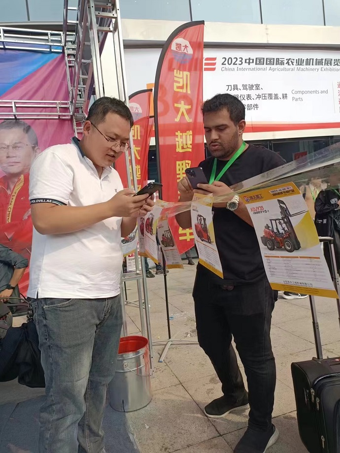 Indonesian customers are negotiating with the sales staff of Kaida four-wheel drive forklifts
