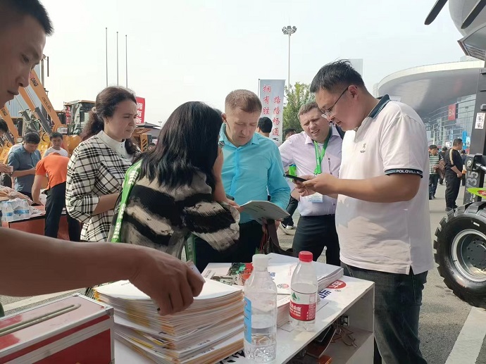 Russian customers are learning about four-wheel drive forklifts from sales staff