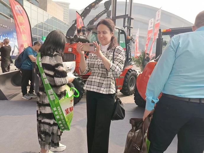 A Hungarian customer is taking photos of a four-wheel drive forklift