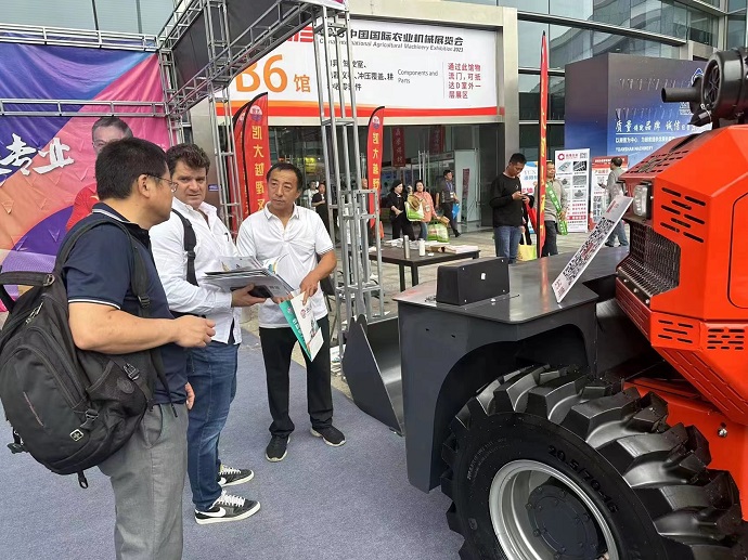 Kaida four-wheel drive forklift sales staff are introducing the Pioneer35A compact four-wheel drive off-road forklift to Bulgarian customers