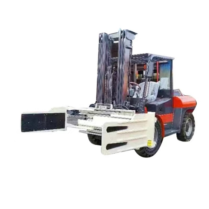 Soft bag Clamp installed on a red Pioneer35 3.5ton all-terrain forklift