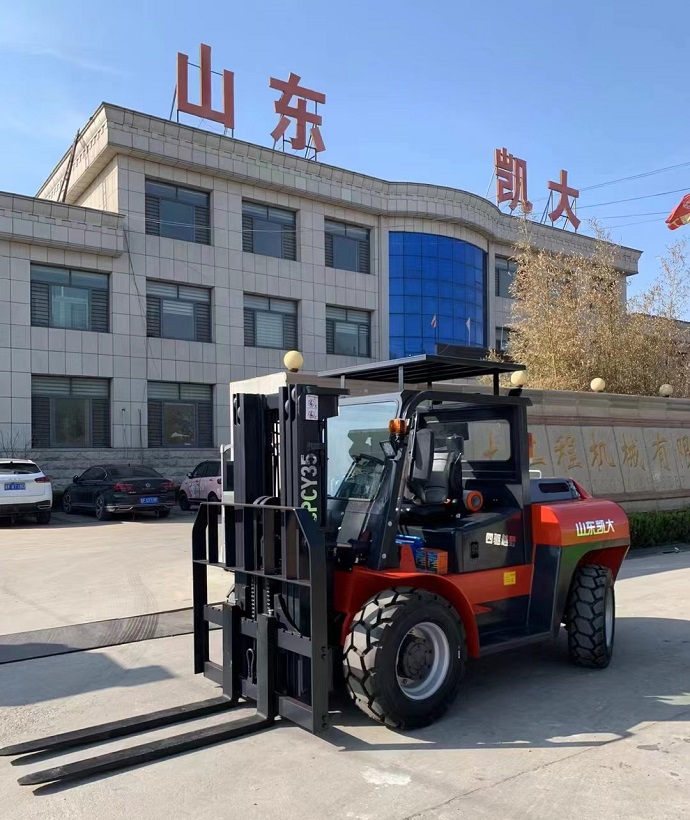 A picture of a Pioneer35 four-wheel drive all-terrain forklift with a rated load of 3.5 tons, a three-stage free lifting mast, and a detachable driving cab. The forklift is parked on a dirt road with trees in the background.