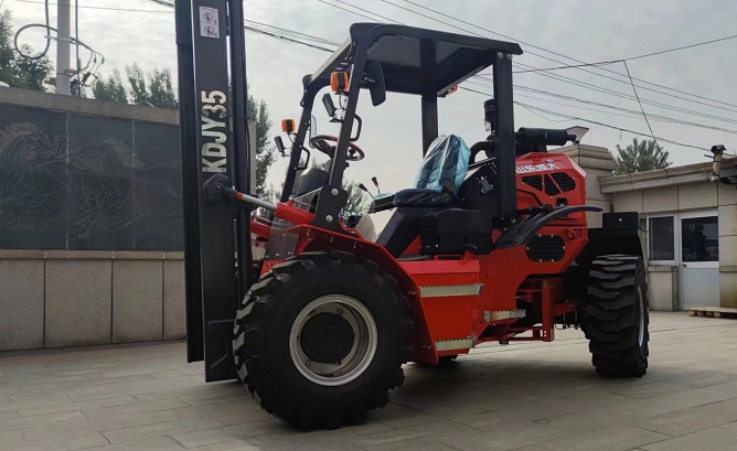 Rear Design Highlights of The 3.5-Ton Rear Articulated Four-Wheel Drive Forklift,red,high-tread pneumatic tires,Simple driving shed