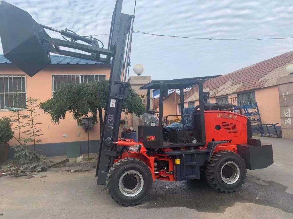 The Landtiger26 forklift in the picture uses high-tread pneumatic tires and is equipped with a quick-change bucket.