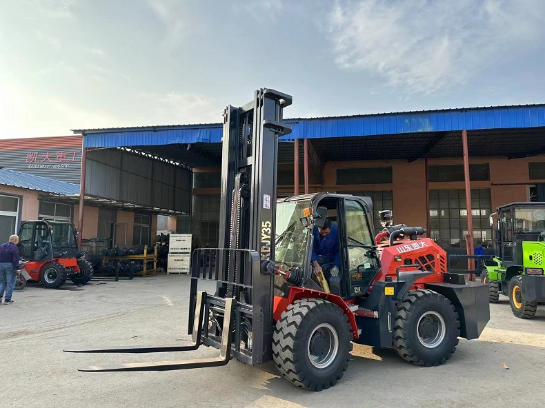 The 7-meter mast is installed on a Landtiger35Pro four-wheel drive forklift