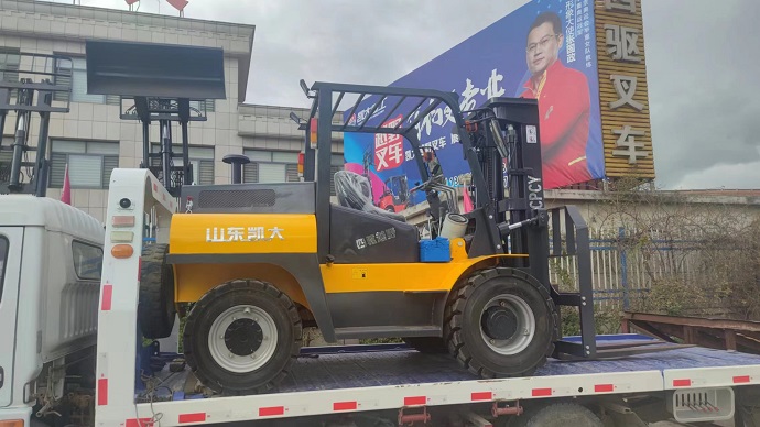 A custom-made four-ton rough-terrain forklift without counterweights(Pioneer40)