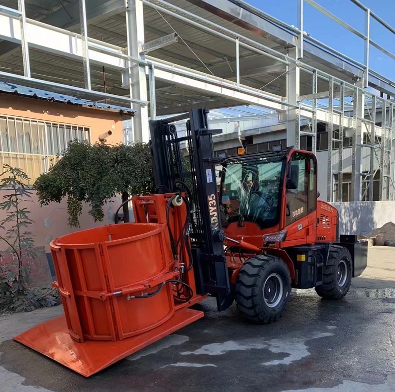 A photo of a yellow forklift with a cylindrical barrel clamp and a push-out device attached to the front. The forklift is parked in front of a warehouse with several cylindrical barrels stacked on the ground.