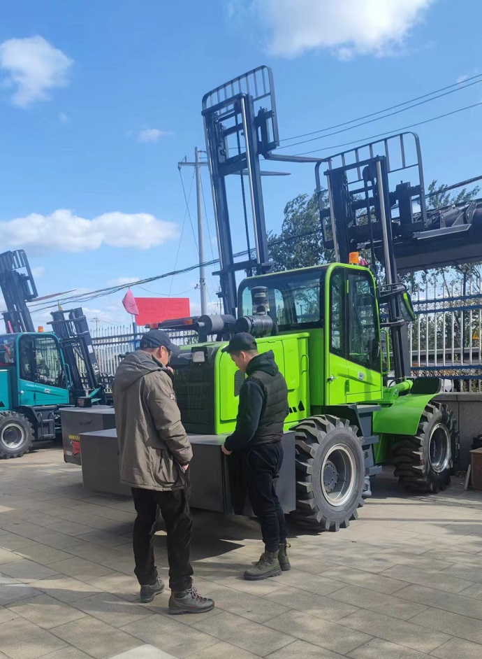 Mongolian dealers are learning about four-wheel drive off-road forklifts at the Kaida factory in China
