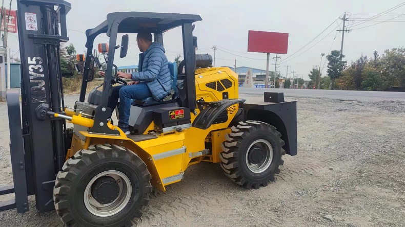 A photo of a Landtiger35R four-wheel drive forklift parked in front of the Kaystar factory, with a Tunisian customer and a Kaystar factory manager standing beside it and smiling.