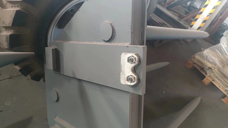Kaida four-wheel drive forklift is equipped with special forks for loading cotton bales