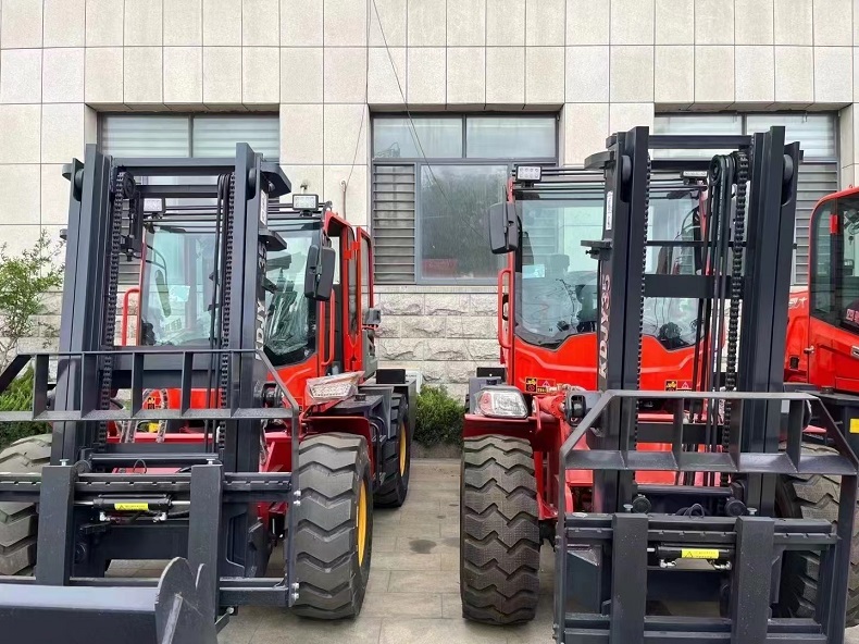 2 red 4wd forklift with wide-view masts and regular masts 