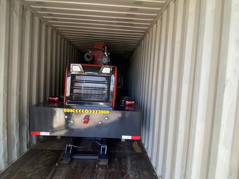 KDJY40 4-ton articulated small rough terrain forklift for export, being loaded into containers.