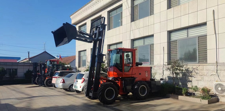 4t，4m，4000kg four wheedl dive all-terrain forklift with bucket，red color，cheap