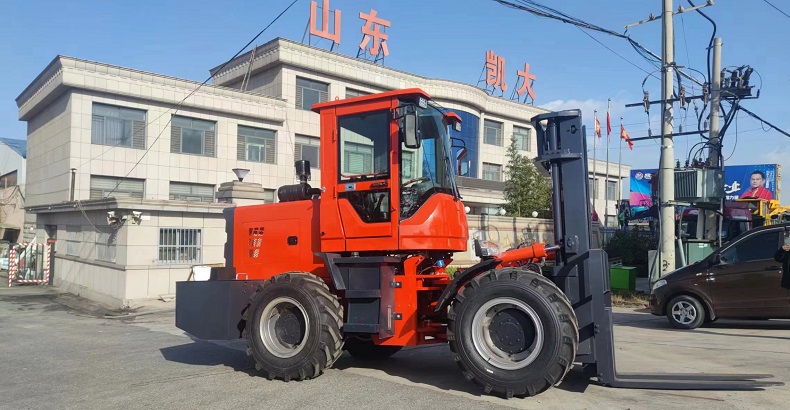 4t，4m，4000kg four wheedl dive all-terrain forklift，red color，cheap