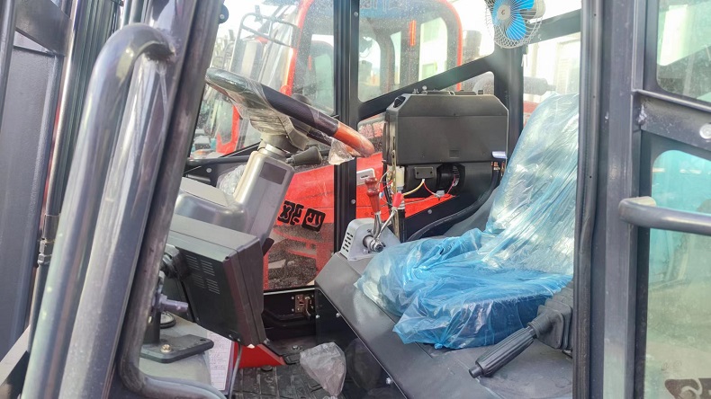 Reversing monitoring and air conditioning are installed on the KAIDA 4wd forklift.