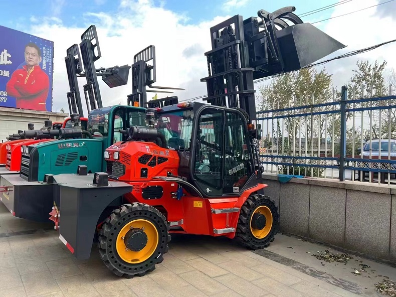 Landtiger35R model four-wheel drive outdoor forklift with a four-finger grab bucket that can be quickly disassembled and supports quick interface.