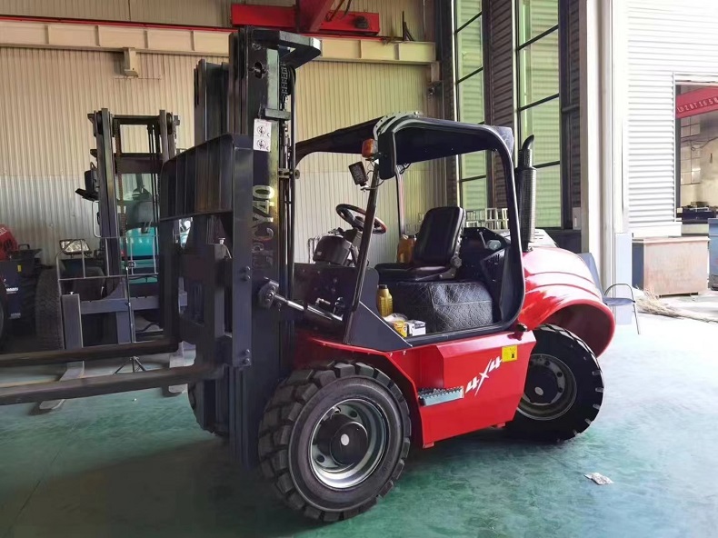 This is a compact four-wheel drive off-road forklift that can be used in warehouses and outdoors.Diesel power, rated load capacity 4 tons.Kaida CPCY40