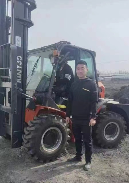 Sitio de entrega de montacargas con tracción en las cuatro ruedas de 3,5 toneladas fabricado en China
