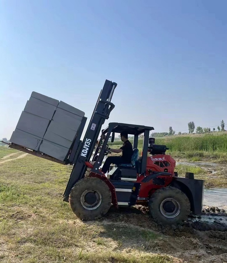 Carretilla elevadora todoterreno para exteriores modelo KDJY35 con tracción en las cuatro ruedas | Bonito Power |

