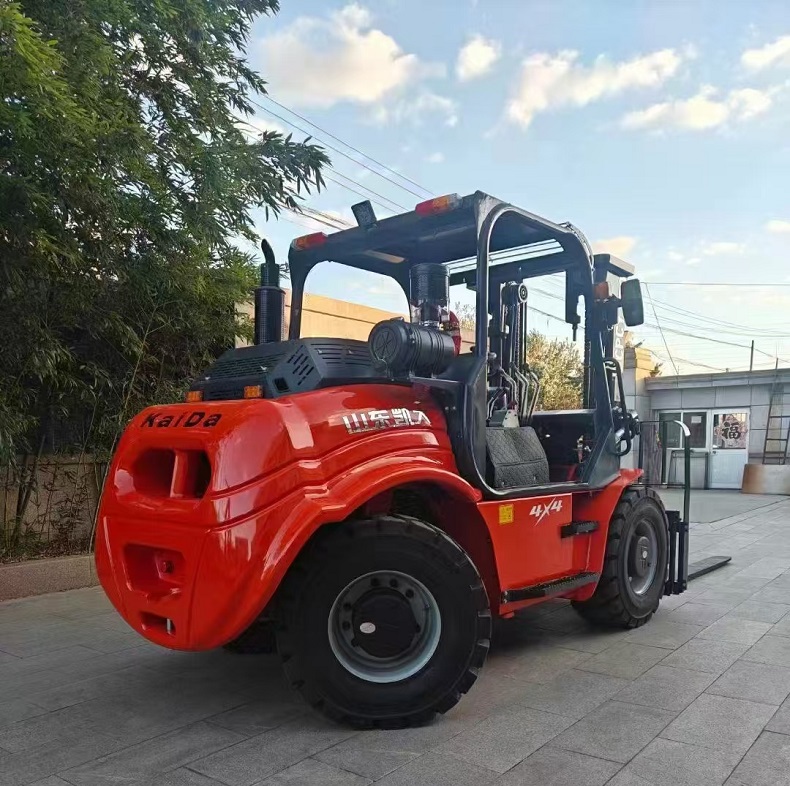 The world’s most compact 5-ton 4WD forklift
