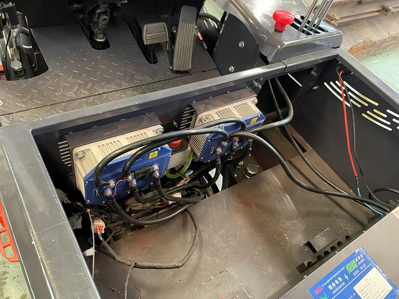 KE20B 2 Tons lithium battery forklift-Motors and control systems
