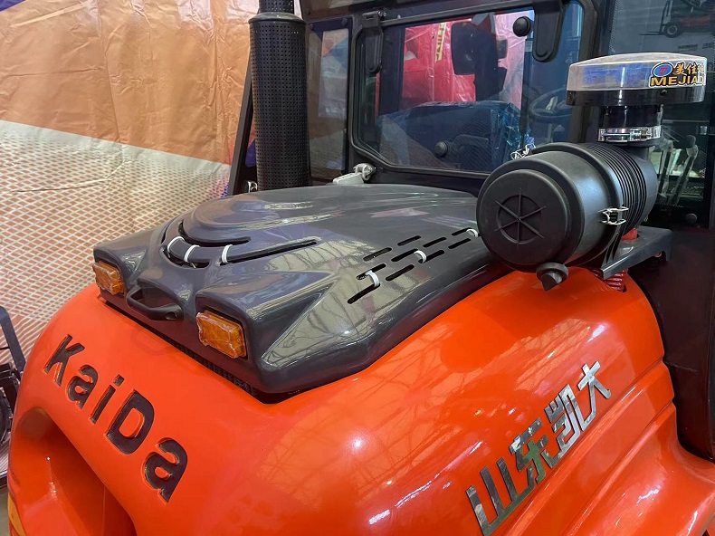 The hood of the Kaida cpcy35 4wd rough terrain forklift
