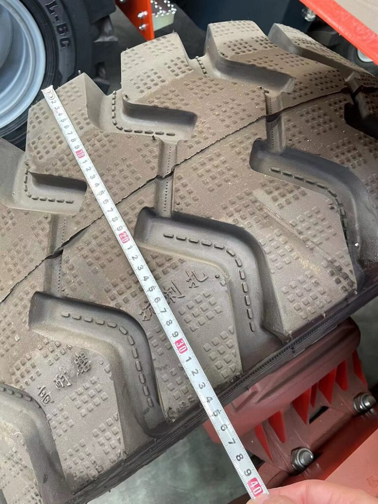 23.5/70-16 heavy-duty forklift tire